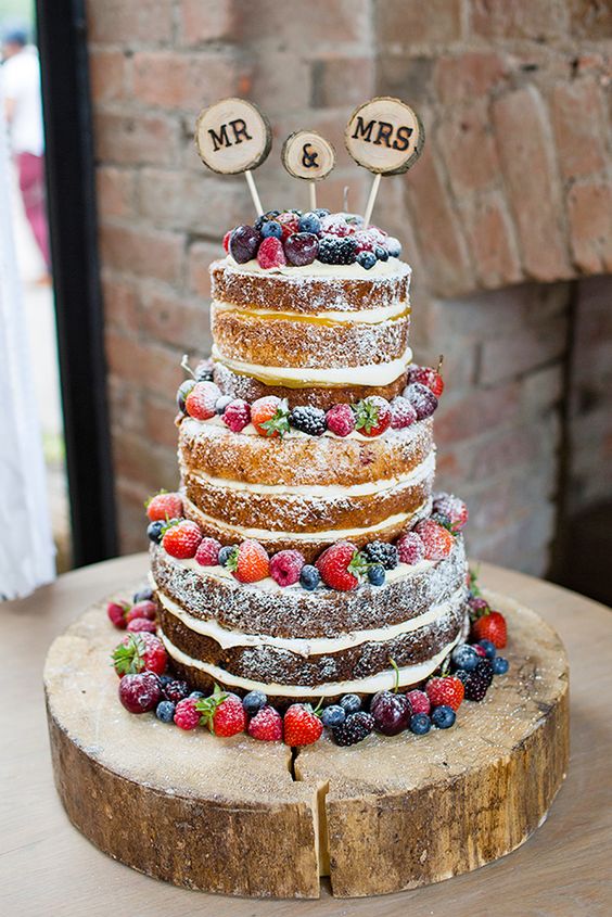 Rustic-Wedding-Cakes-With-Berry-Decoration 