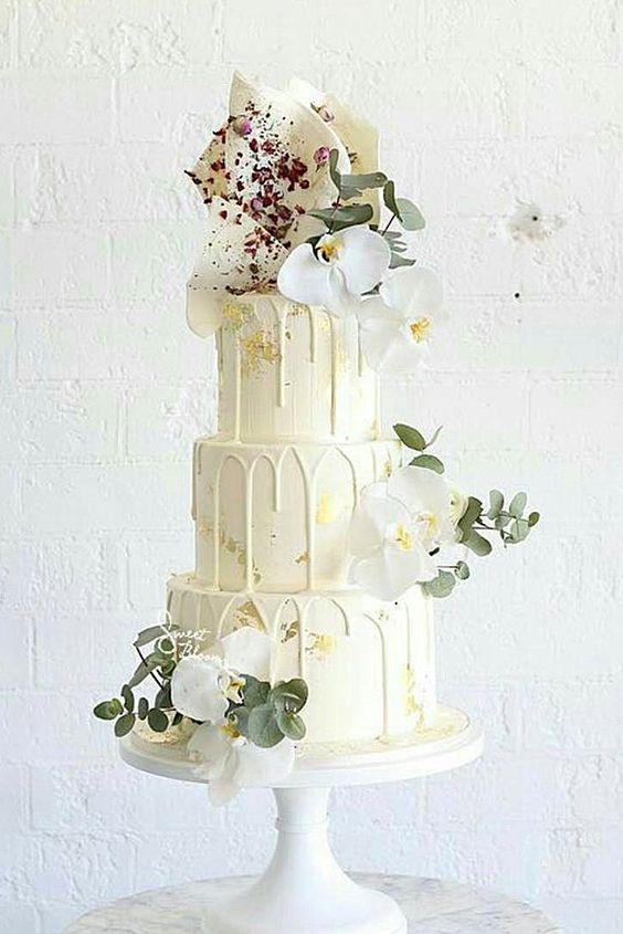 white flower chic wedding cake