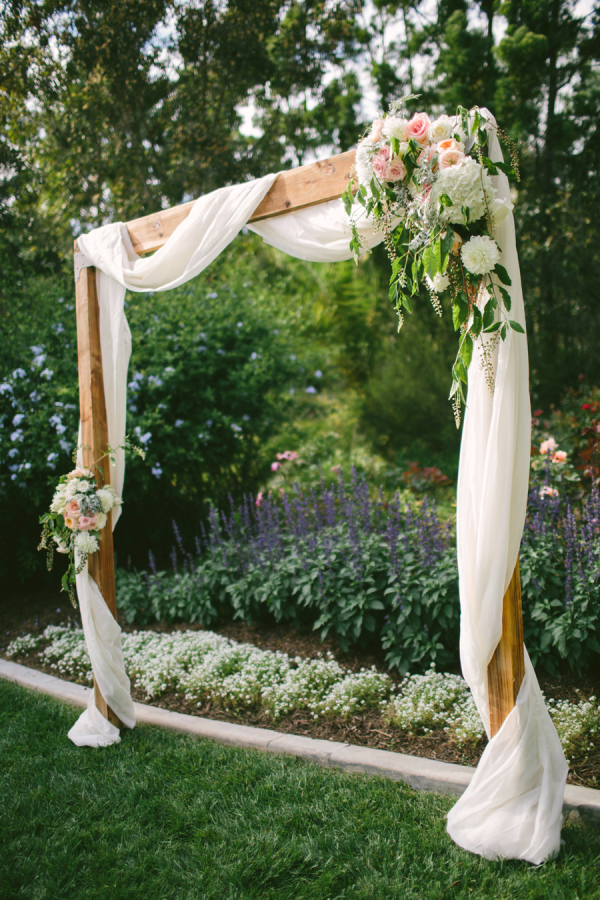 simple arch wedding decor
