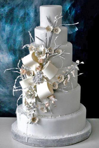 chic winter wedding cake with twigs