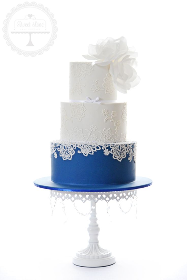 blue accent for wedding cake