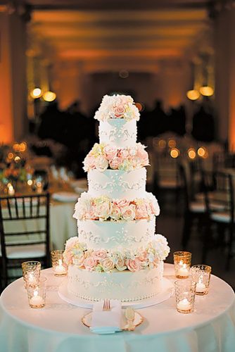 simple and chic wedding cake