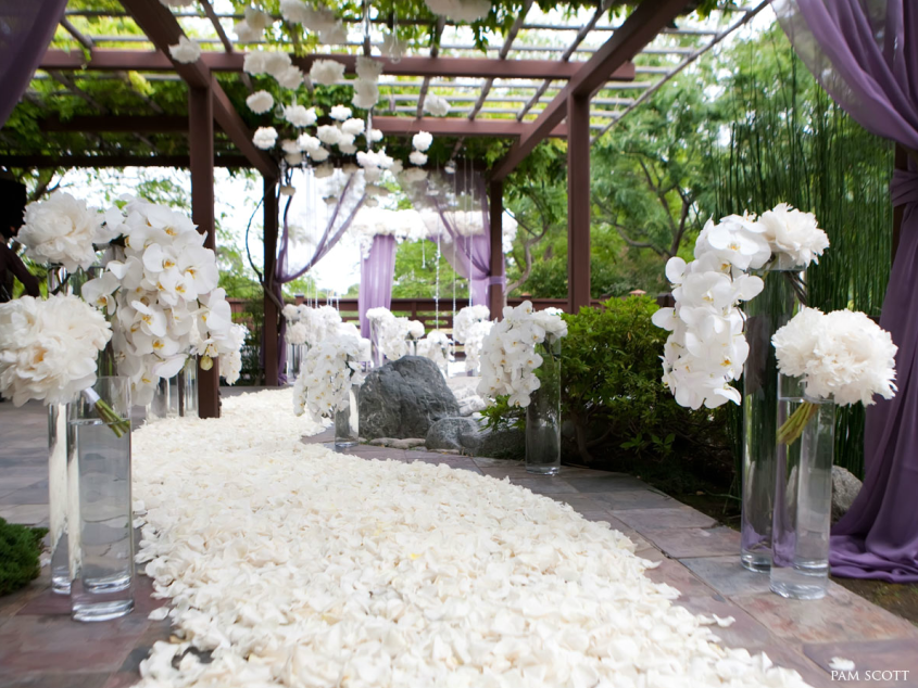 Romantic Wedding Decor Completed With an Elegant View Around It