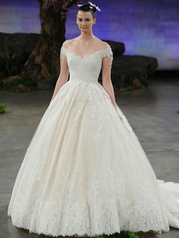 Classy Wedding Dresses With a Lace Touch Bring Out a Glamorous and ...