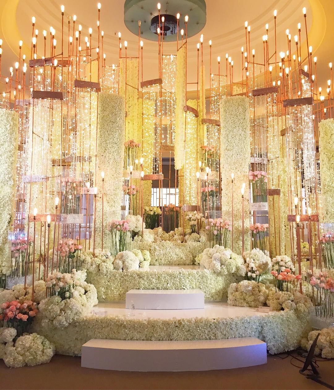 Gorgeous Wedding Decor With Beautiful Florist and Lighting Decor Looks