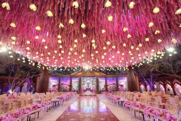 gorgeous lights wedding decor