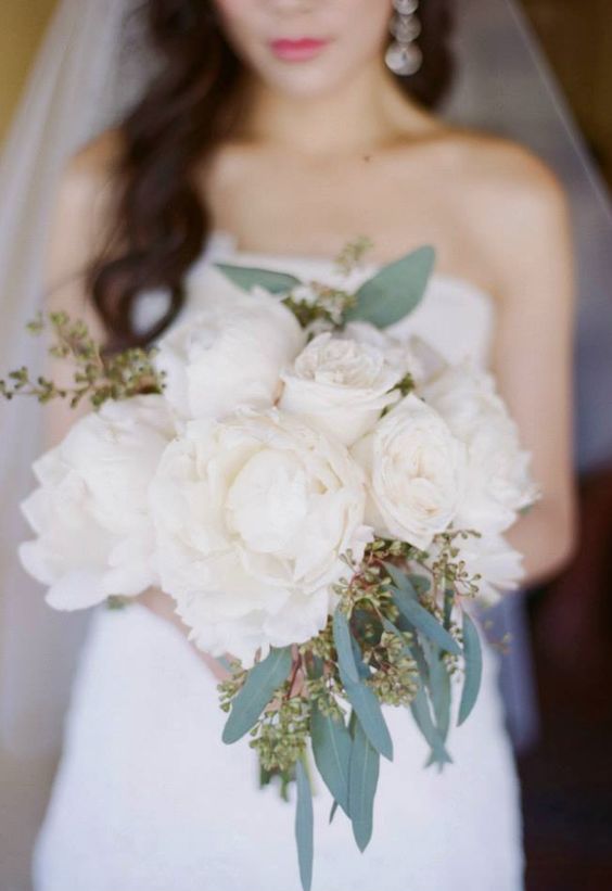 simple white wedding bouquet