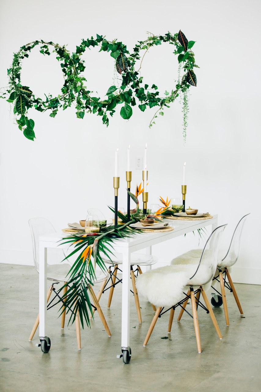 simple wedding table garland with tropical