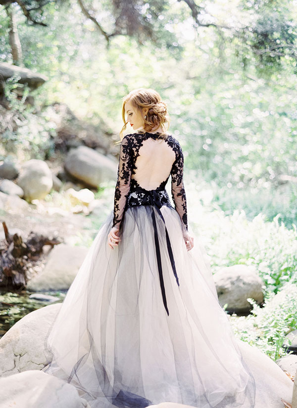 Elegance Black and White Wedding Dresses Make You Looks Attractive