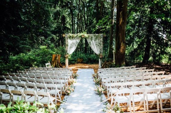 Greenery wedding venue in a privat backyard