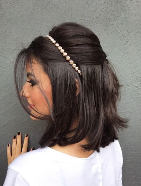 a simple wedding hairstyle idea for short hair with tiara 