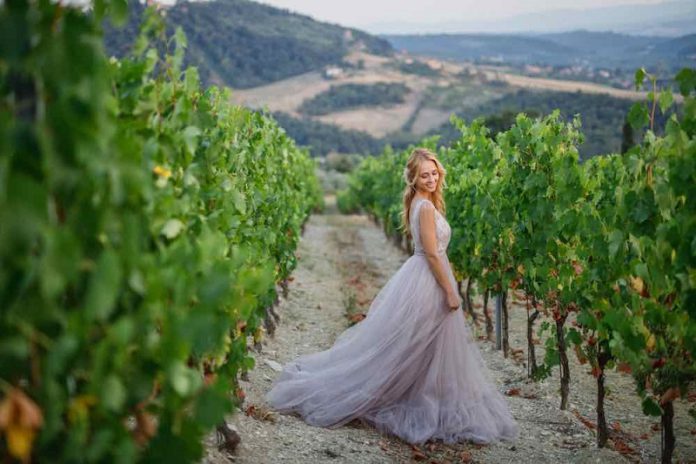 20 Chic and Elegant Wedding Dress Ideas| Appropriate Gown for Winery & Vineyard Wedding Theme.