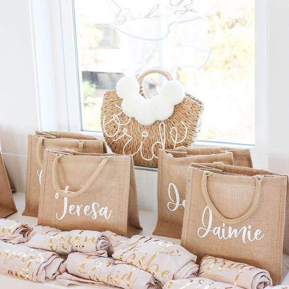 Reusable Burlap Tote Bags for wedding favors idea