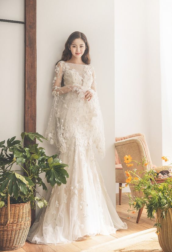Actress Xiong Naijin dresses in wedding gowns- China.org.cn