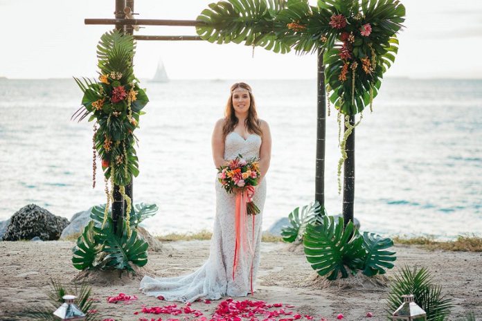 31 Aesthetic Tropical Wedding Arch and Backdrop Ideas For Your Special Day