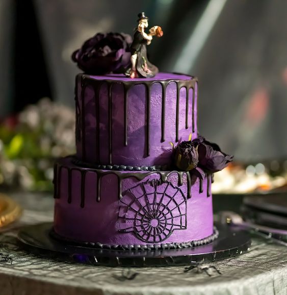 purple and black wedding cake idea for Halloween