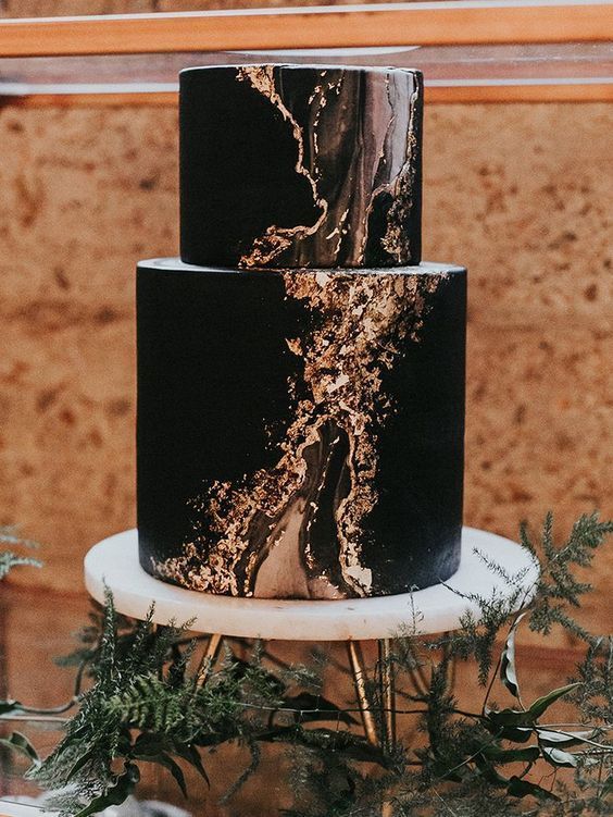 dark marble wedding cake idea